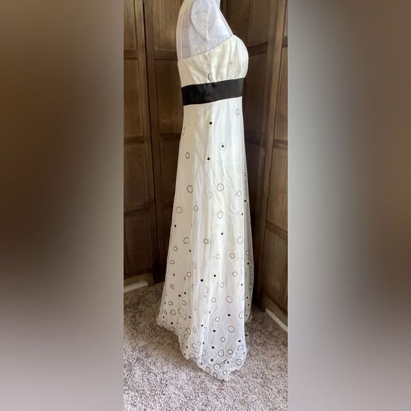 Black and White Prom Dress. - Picture 10 of 12